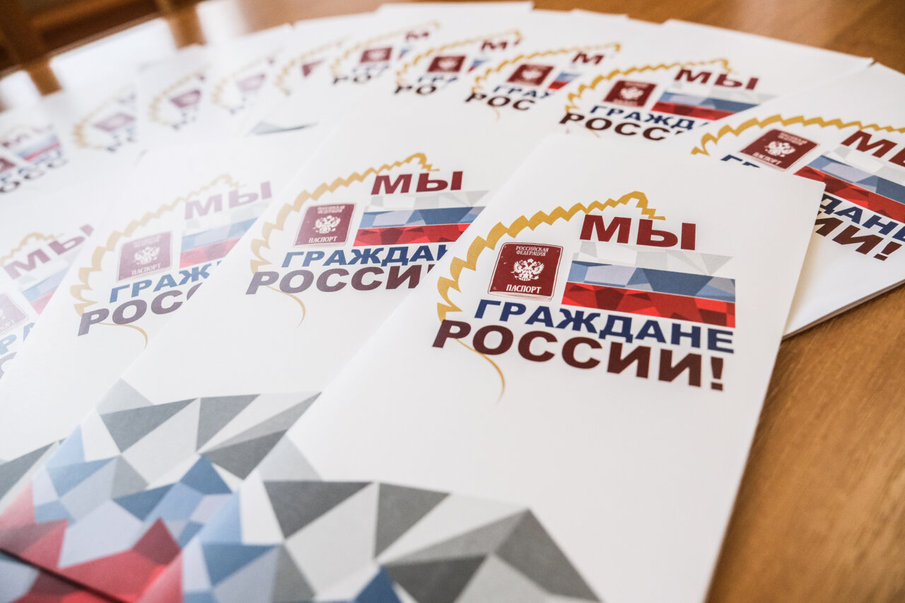 Спикер Думы Астраханской области вручил успешным школьникам их первые паспорта