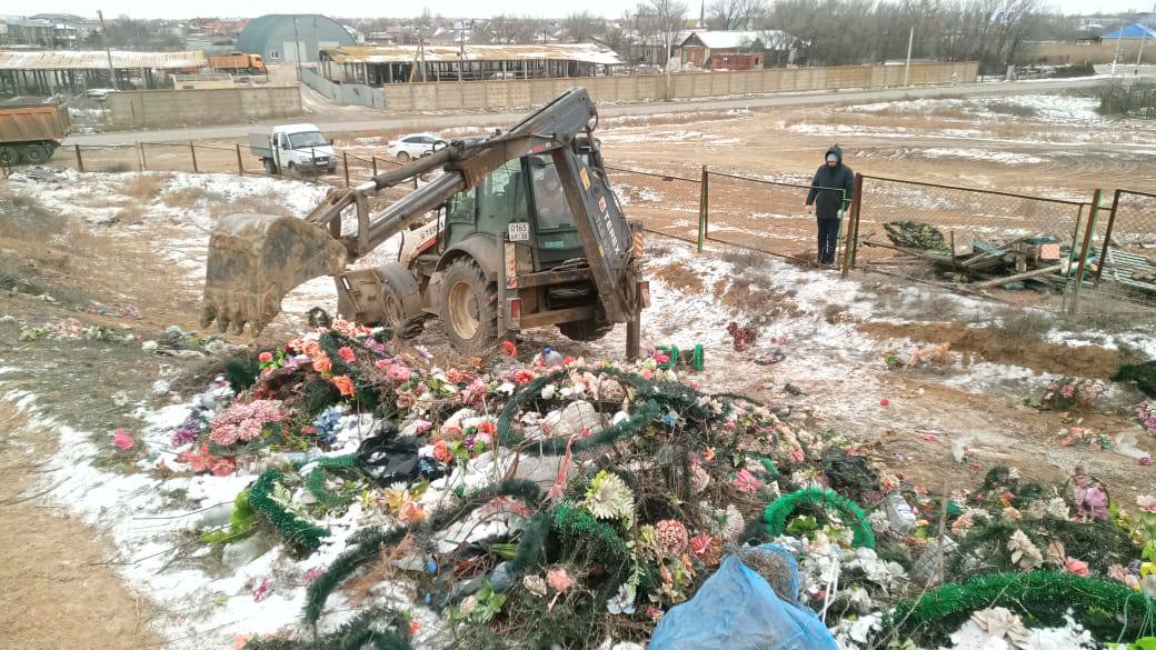 Кладбище под Астраханью приходится разгребать от мусора
