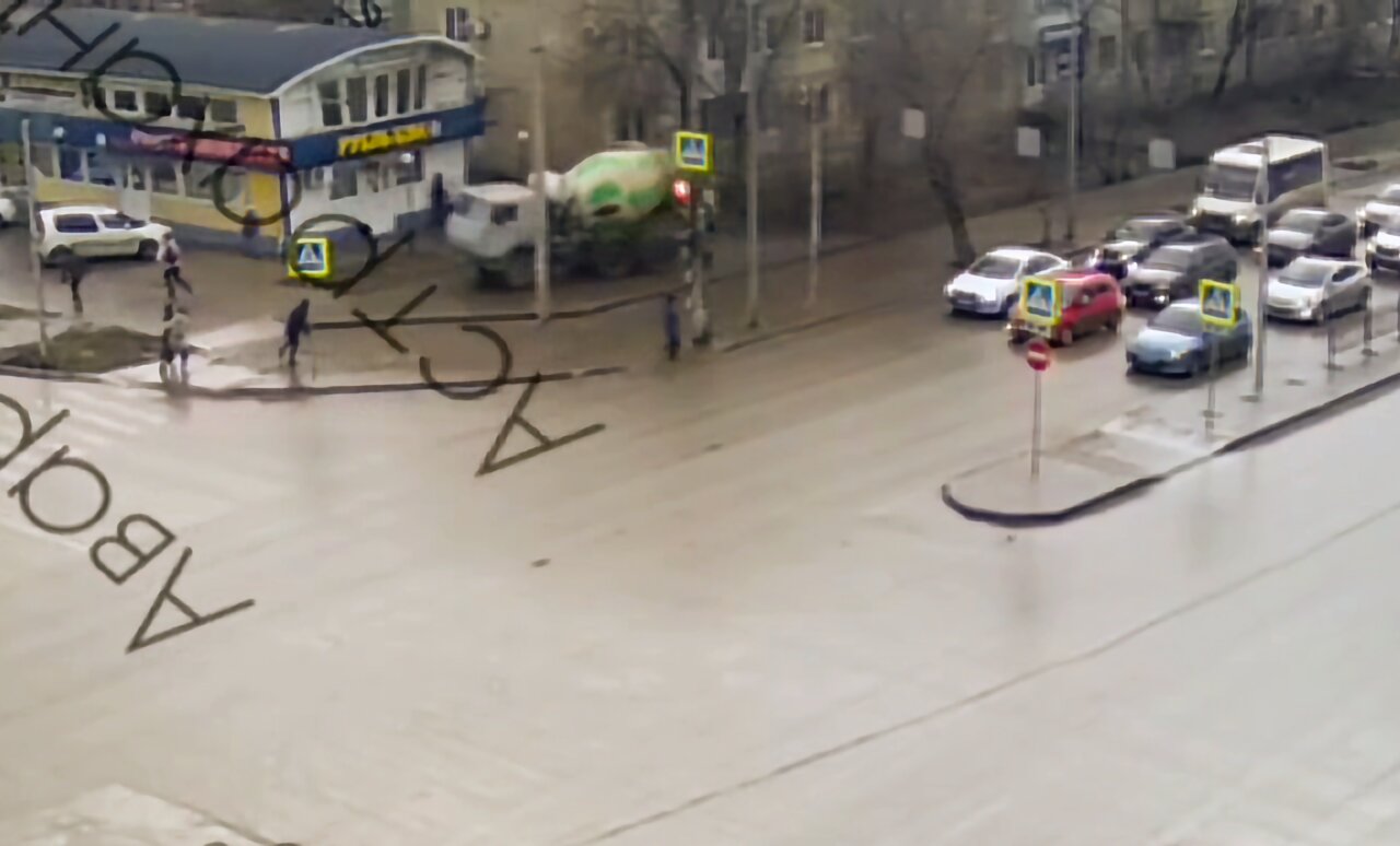 Чуть не раздавил маршрутку и пешеходов: появилось видео КАМАЗа с отказавшими тормозами