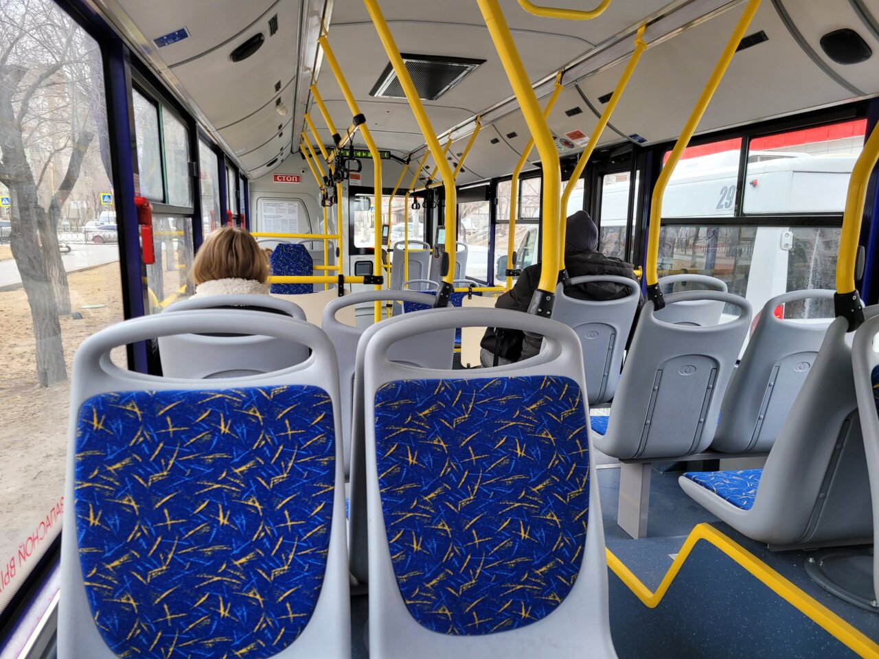 За льготными проездными на автобус астраханским учащимся придется идти в МФЦ