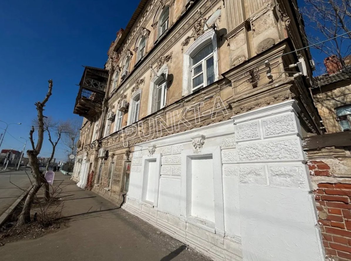 Скандальный аппарат по продаже воды исчез со стены старинной усадьбы в центре Астрахани