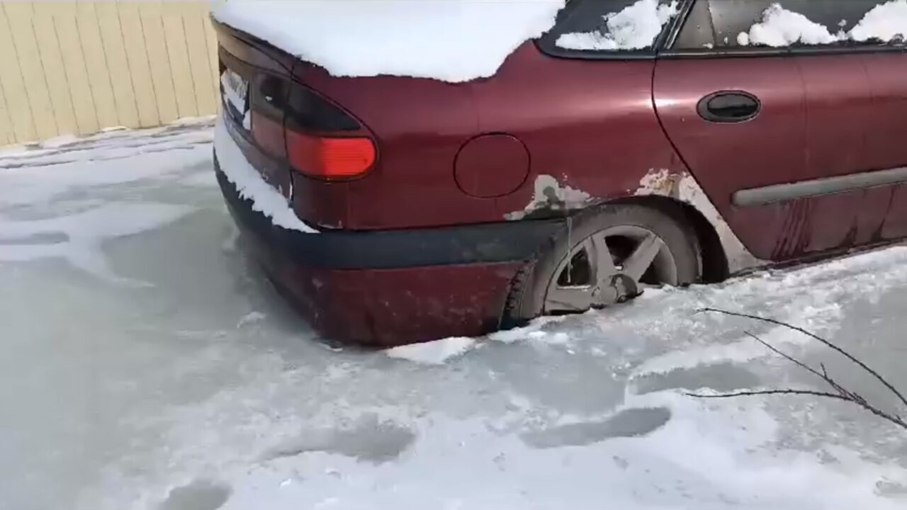 В Ахтубинске автомобиль попал в ледяной плен, а дом покрылся трещинами из-за  течи | АРБУЗ