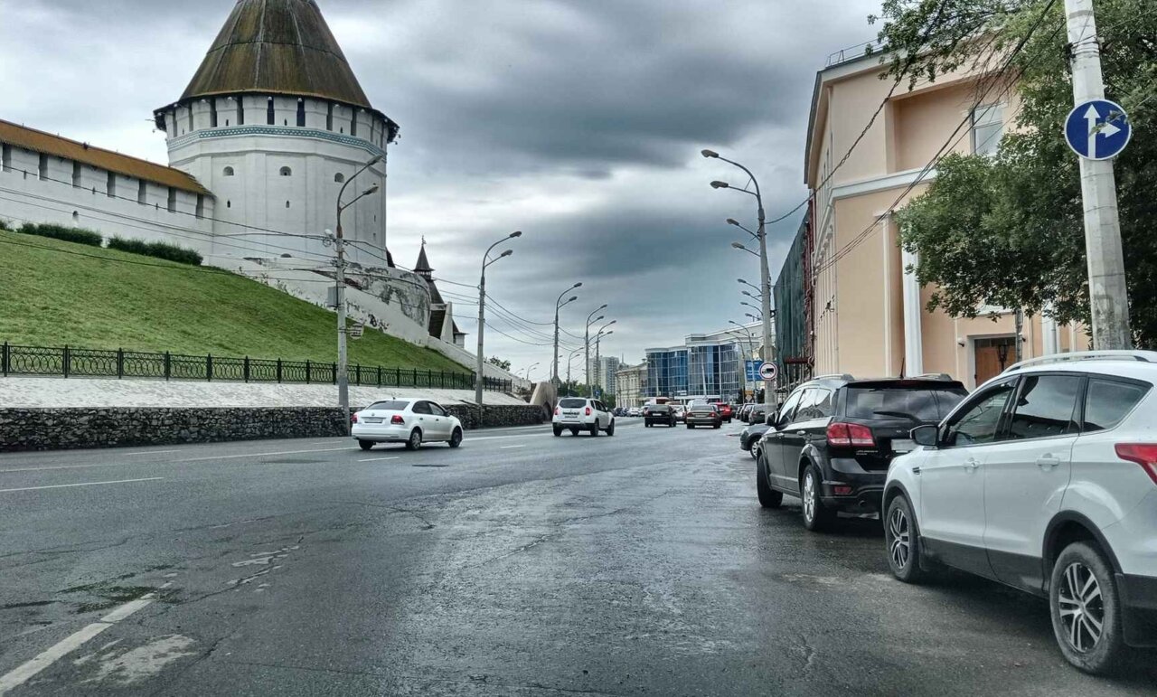 В центре Астрахани запретили парковку на улице Адмиралтейской