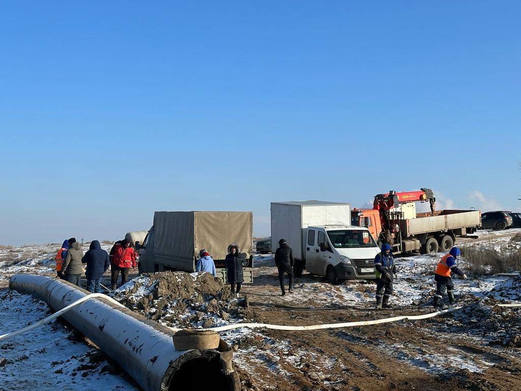 На правобережье Астрахани коммунальщики устраняют большую аварию | АРБУЗ