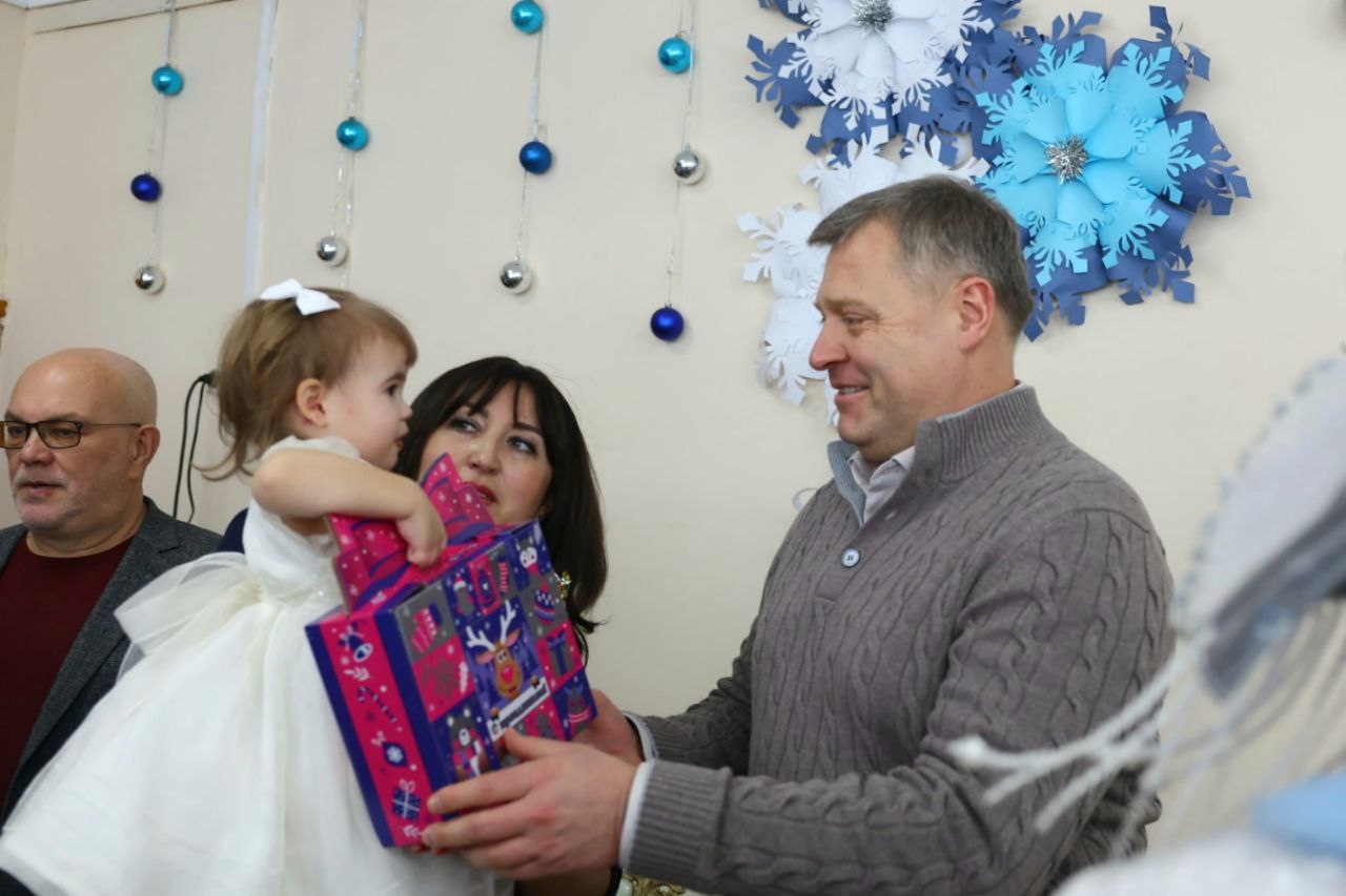 Игорь Бабушкин посетил семьи участников СВО и детский дом в Харабалинском районе