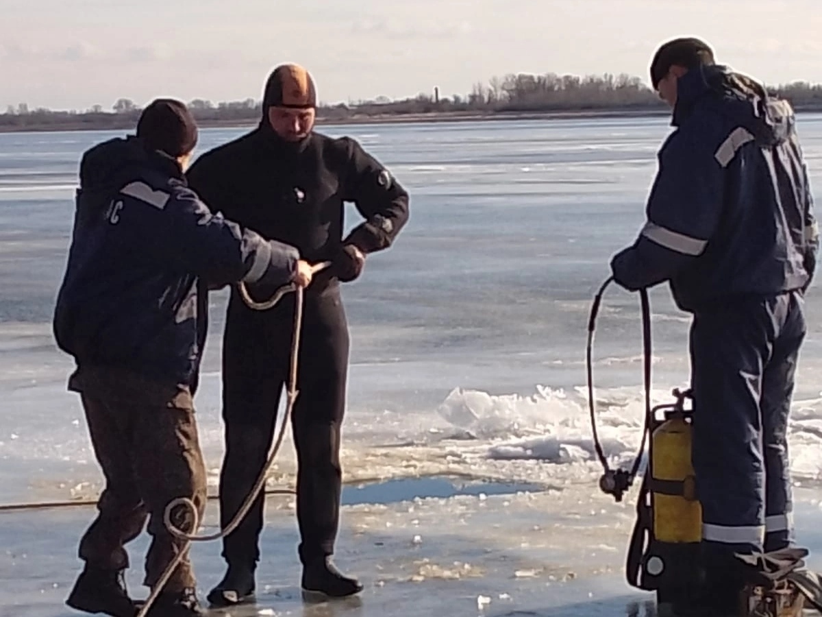 Астраханские спасатели ищут подо льдом пропавшего мужчину
