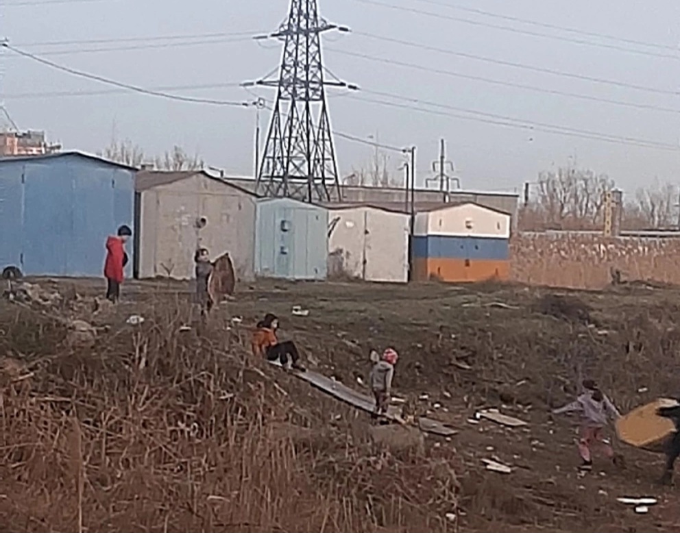 В Астрахани дети катаются на самой суровой горке