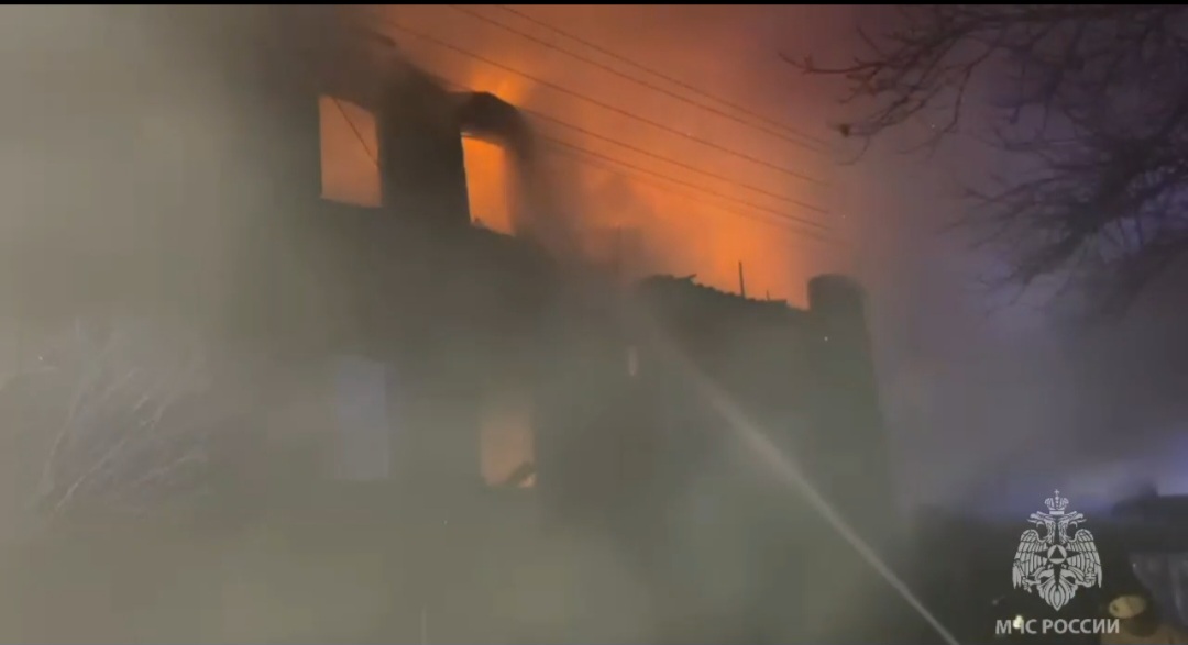 В центре Астрахани сгорело трехэтажное здание, погиб мужчина