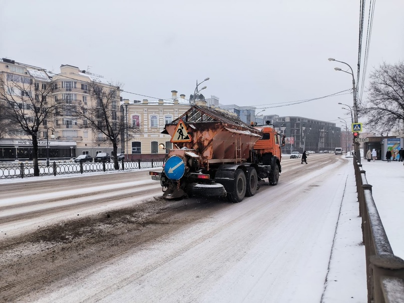 Астраханские коммунальщики убирают каток на дорогах