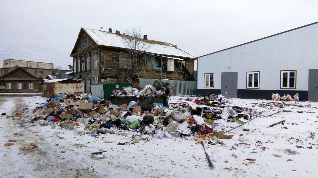 В Астрахани у проезжей части исчезли мусорные контейнеры