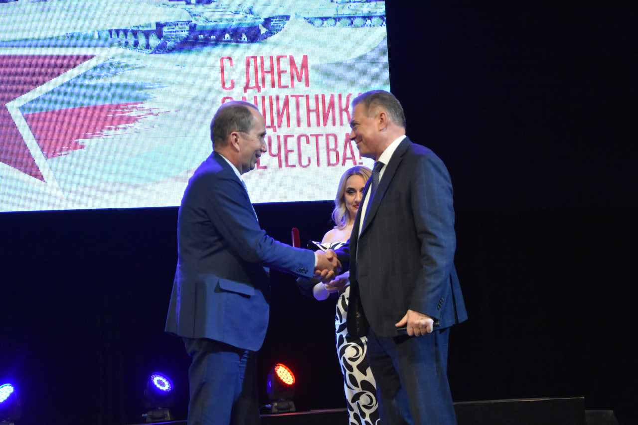 Председатель гордумы Игорь Седов вручил Сергею Кодюшеву медаль «Слава Астрахани»