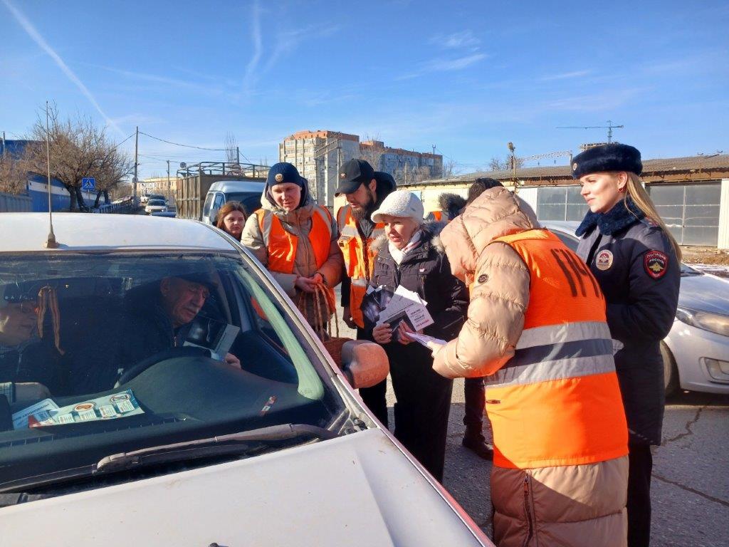 Астраханские железнодорожники поздравили водителей-мужчин с Днем защитника Отечества