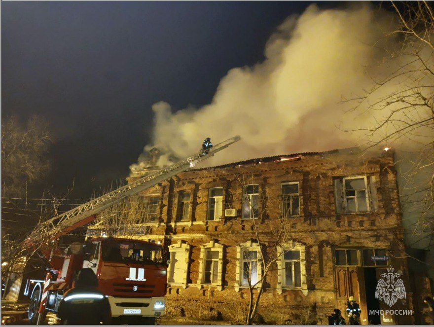 В центре Астрахани сгорел жилой дом