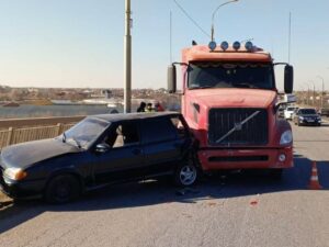 В Астрахани грузовик снес машину, не заметив, что ее ремонтируют