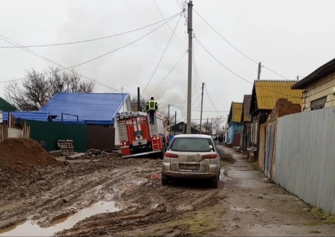В Астрахани пожарная машина, которая торопилась на вызов, застряла в грязи