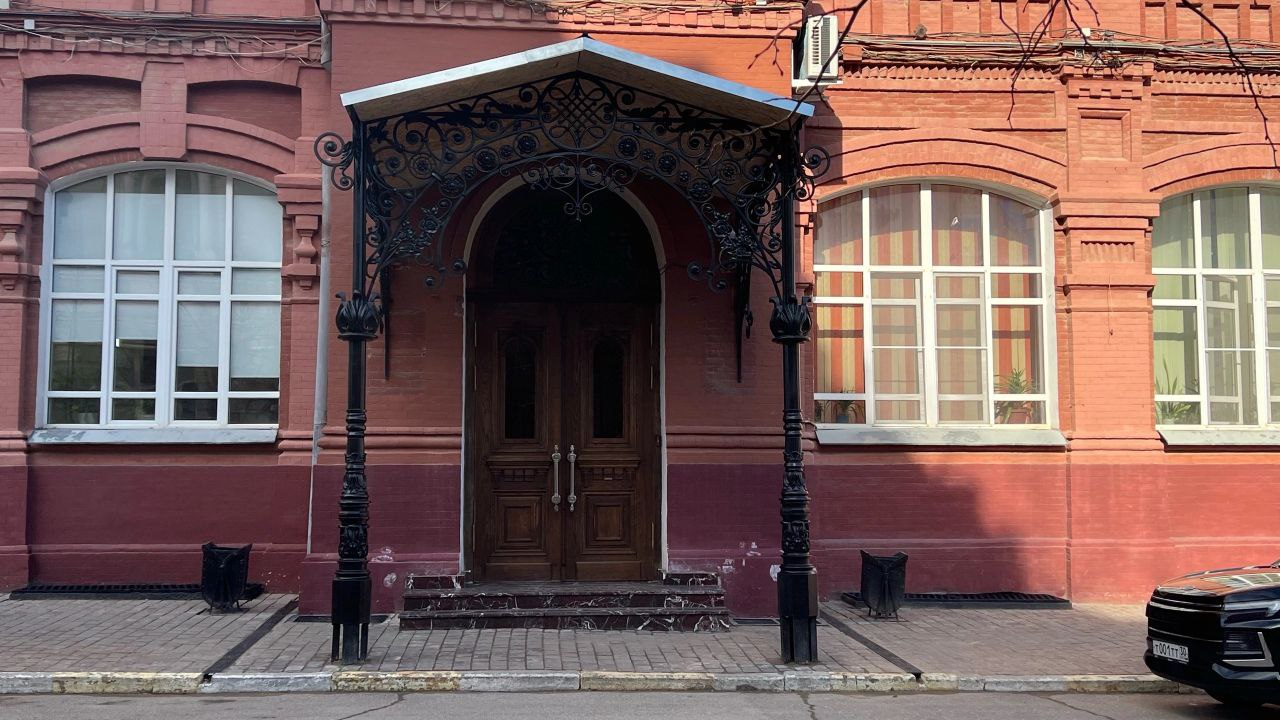 В Астрахани преобразилось историческое красное здание