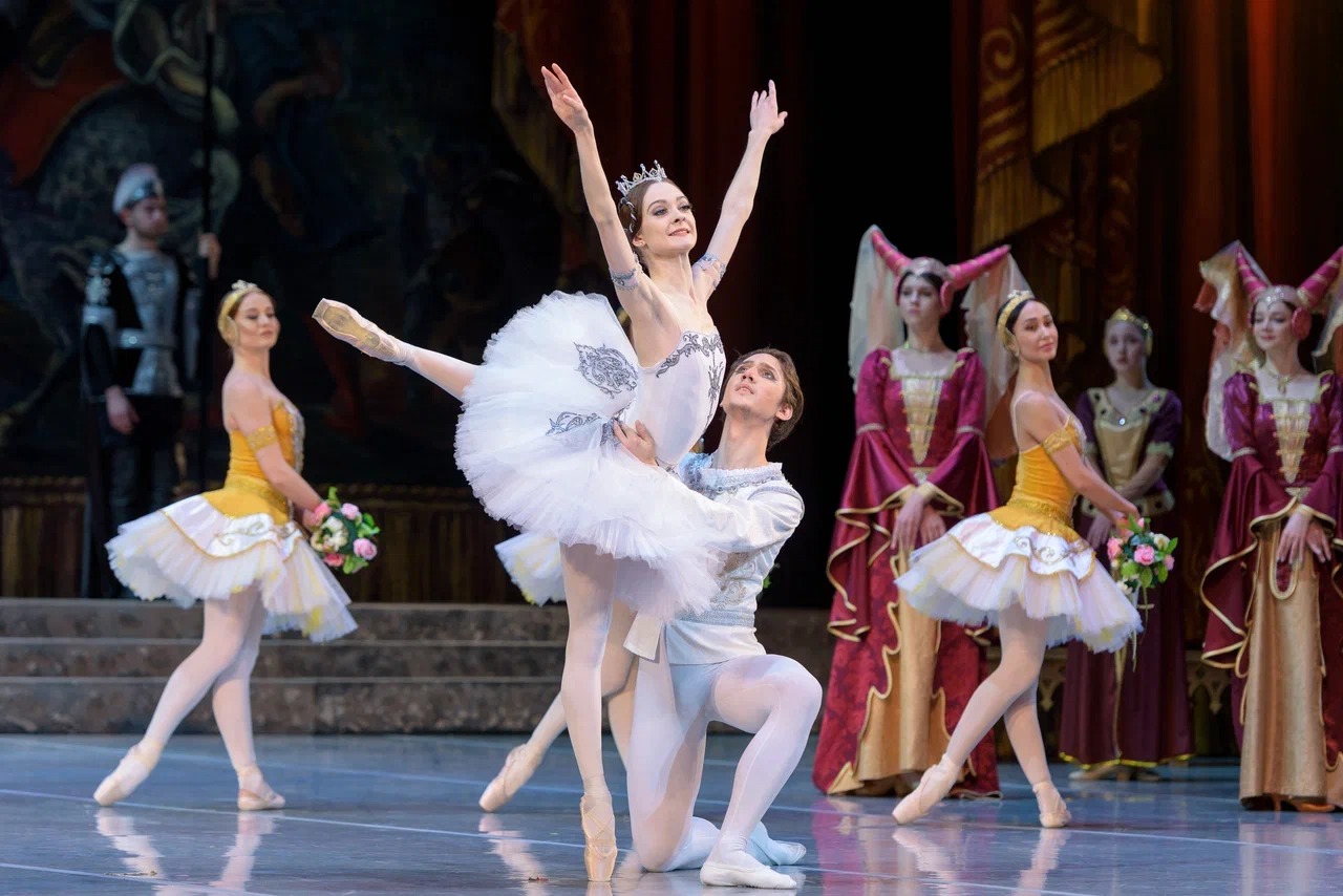 Астраханский театр оперы и балета предлагает зрителям «жемчужину» классического балетного искусства – «Раймонду»