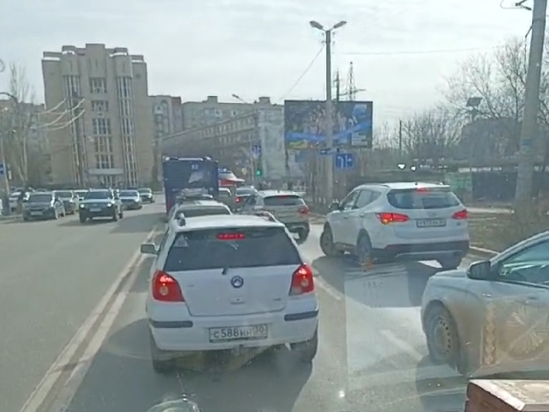 В Астрахани на оживленном перекрестке загорелась машина