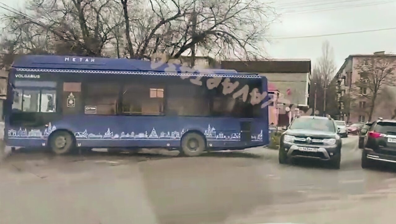 Новый автобус в Астрахани застрял на дороге возле переезда