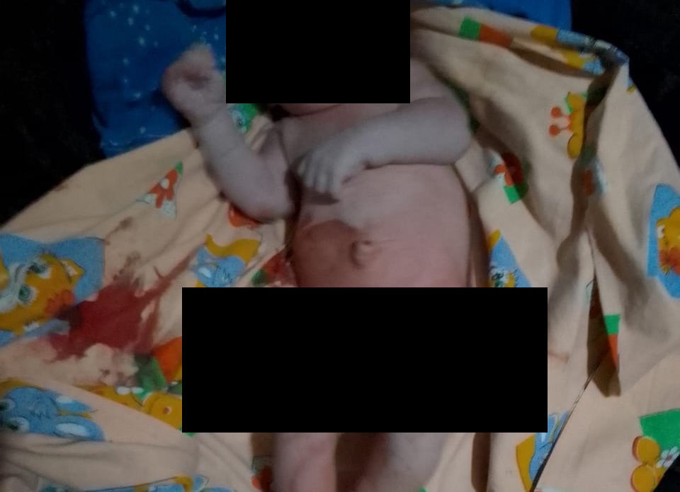 На улице астраханского села нашли завернутого в куртку новорожденного ребенка