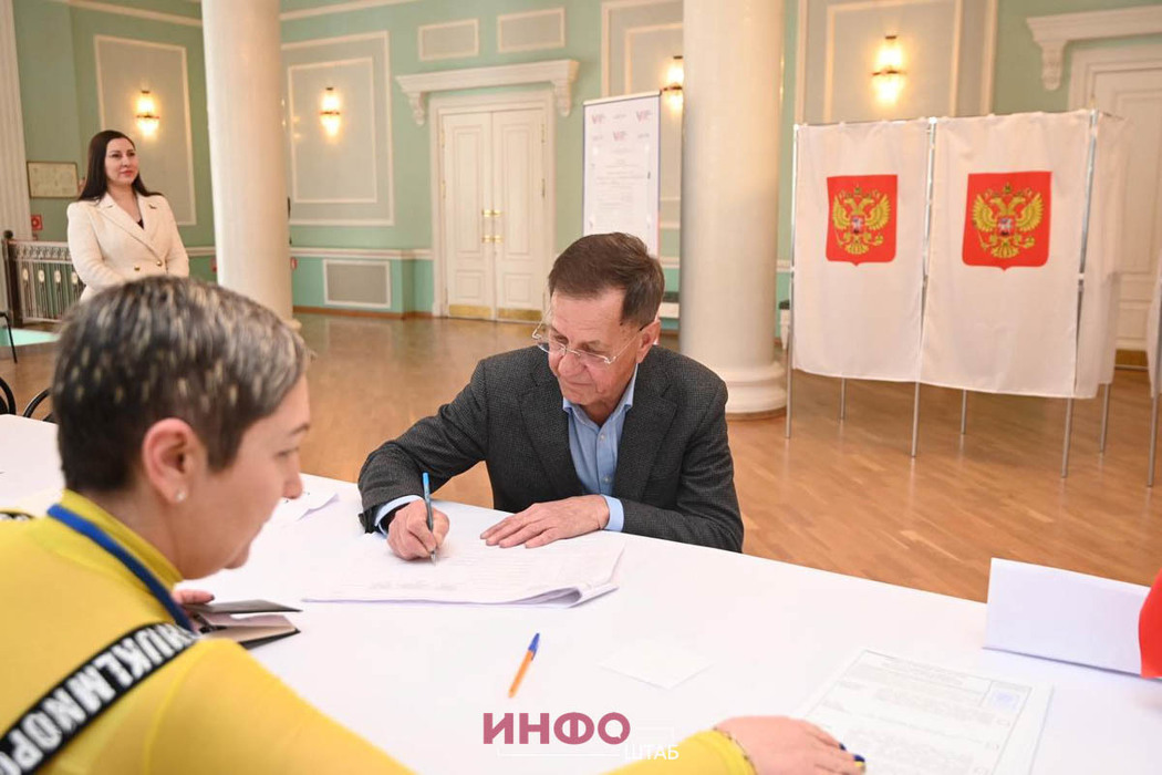 Экс-губернатор Александр Жилкин пришел на участок в первый день голосования