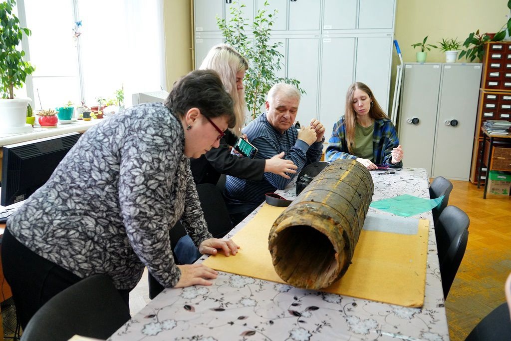 «Астрводоканал» передал в музей деревянную трубу сталинских времен из центра города