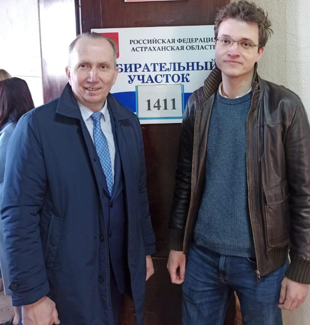Игорь Седов пришел на избирательный участок вместе с сыном