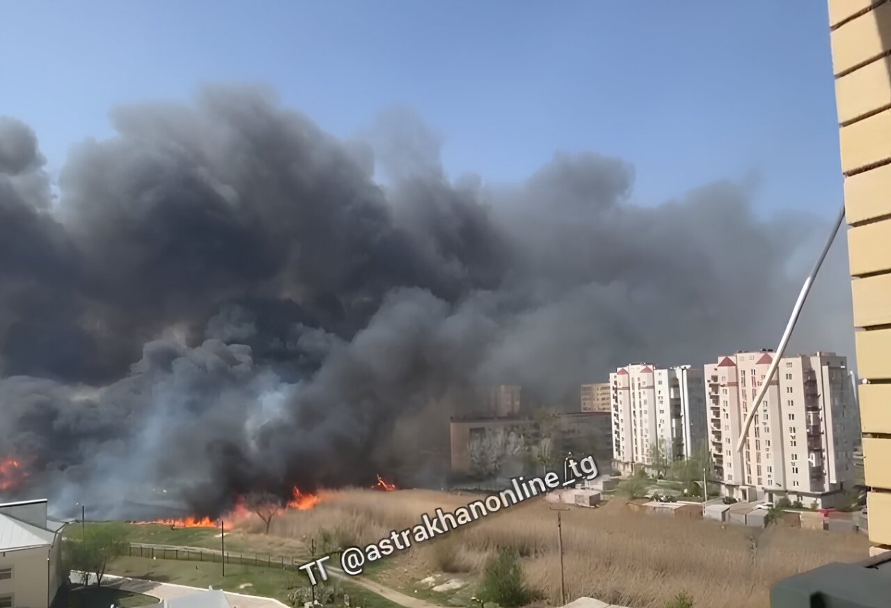 В Кировском районе Астрахани серьезный пожар: горит сухая растительность