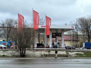 Заправки «Лукойл» в Астрахани начали отпускать по 30 литров топлива