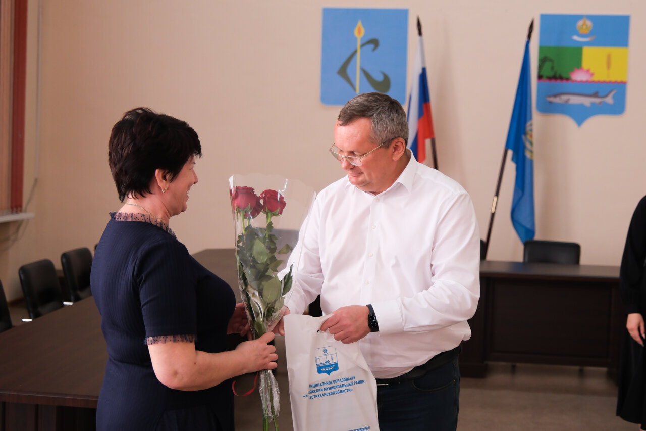 Игорь Мартынов поздравил камызякских работников местного самоуправления