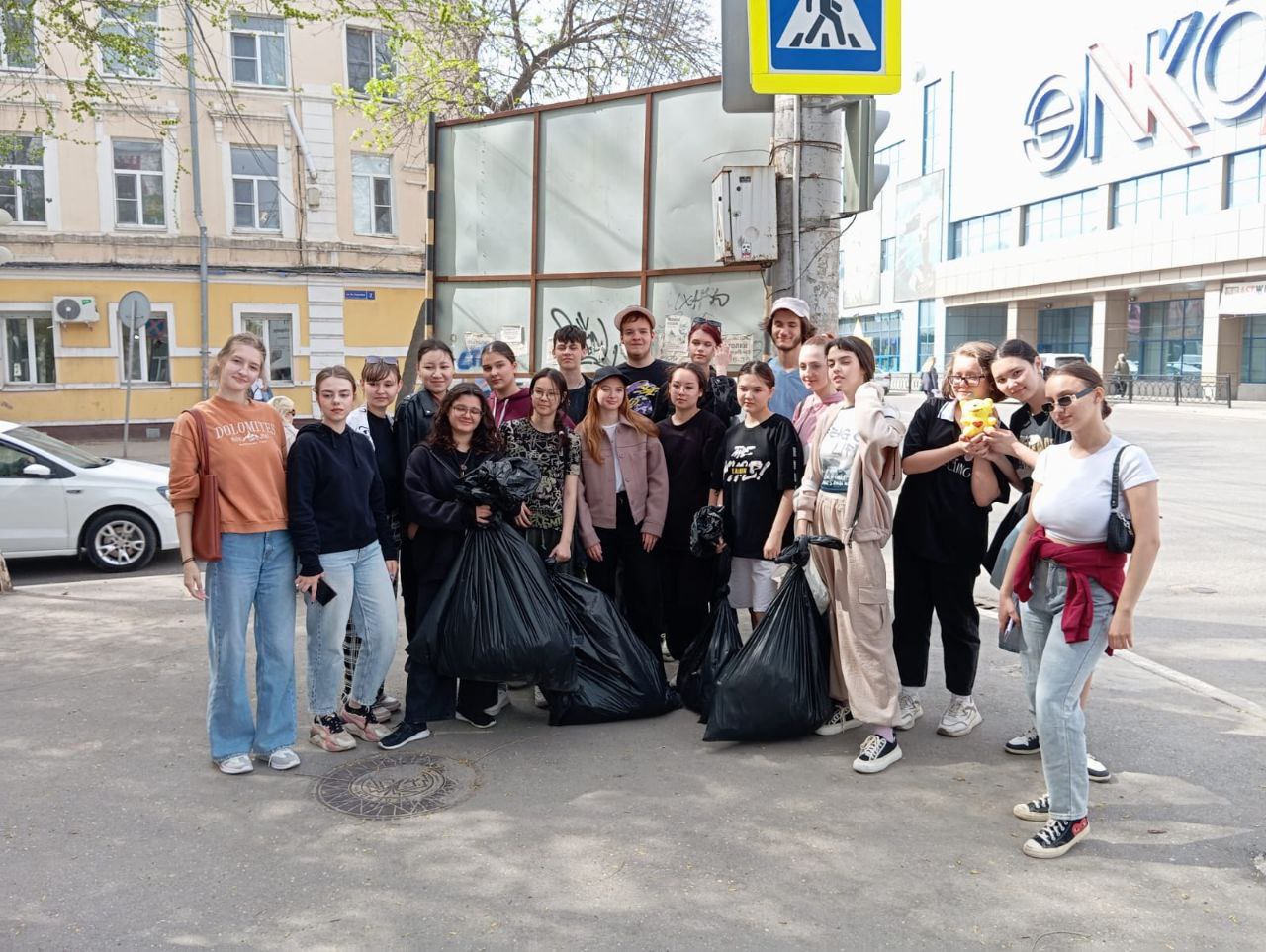 Астраханцы активно принимают участие в уборке города