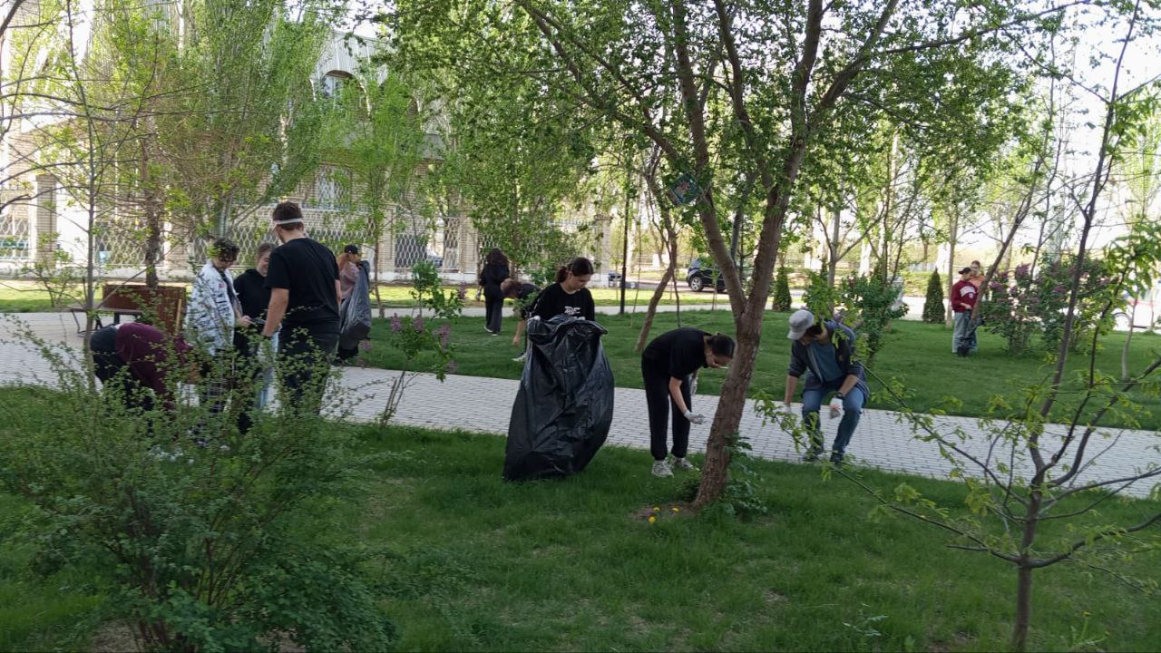 Астраханцы активно принимают участие в уборке города
