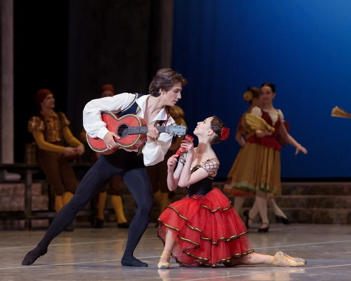 В предпраздничные и майские дни астраханцам подарят яркий «букет» из классических балетов и опер о нежной и страстной любви