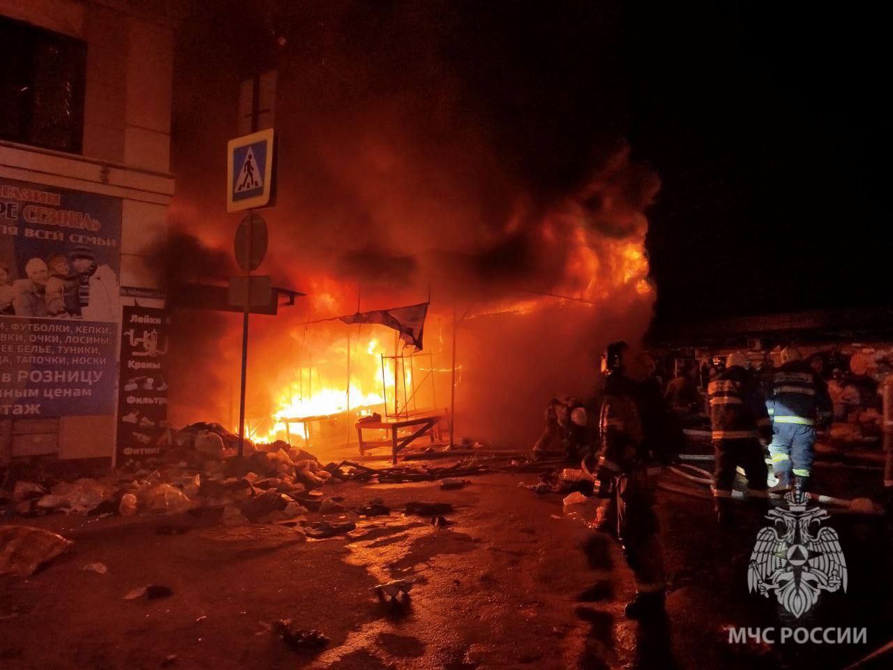 В тушении огня на Больших Исадах задействованы около сотни пожарных