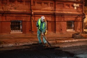 Игорь Бабушкин показал ремонт одной из центральных улиц Астрахани