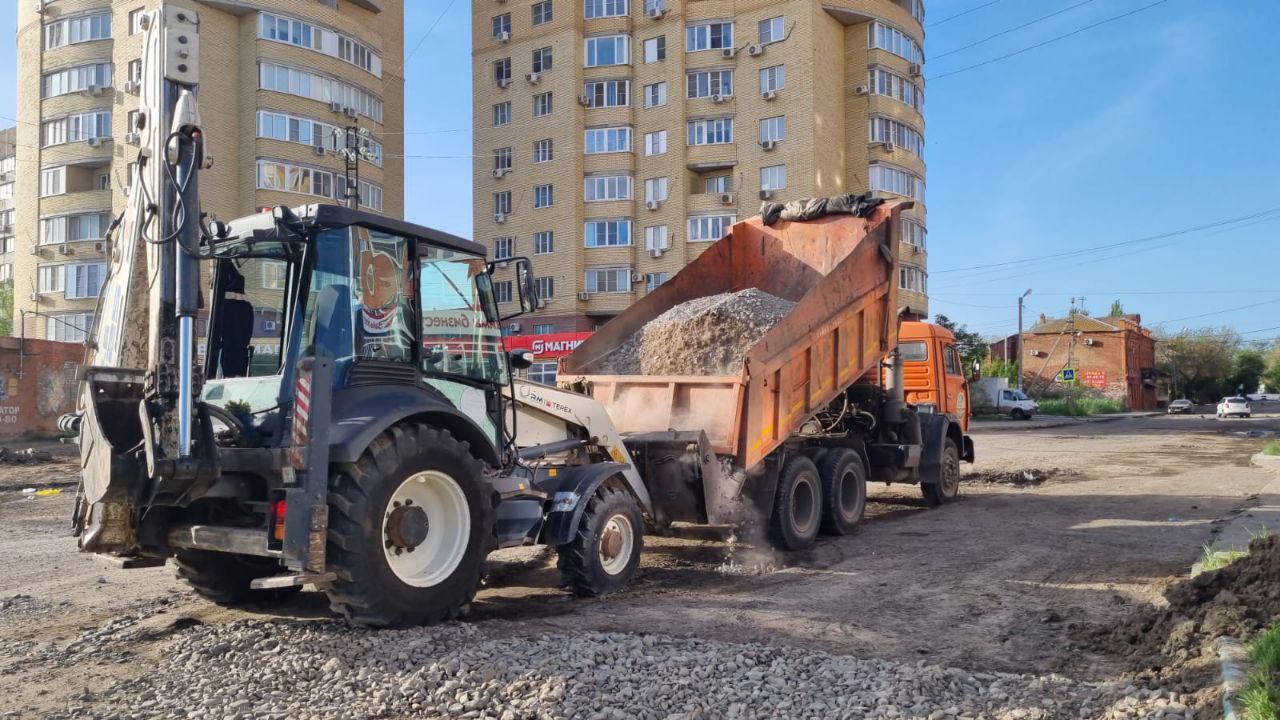 В Астрахани подсыпали дорогу на одной из проблемных улиц