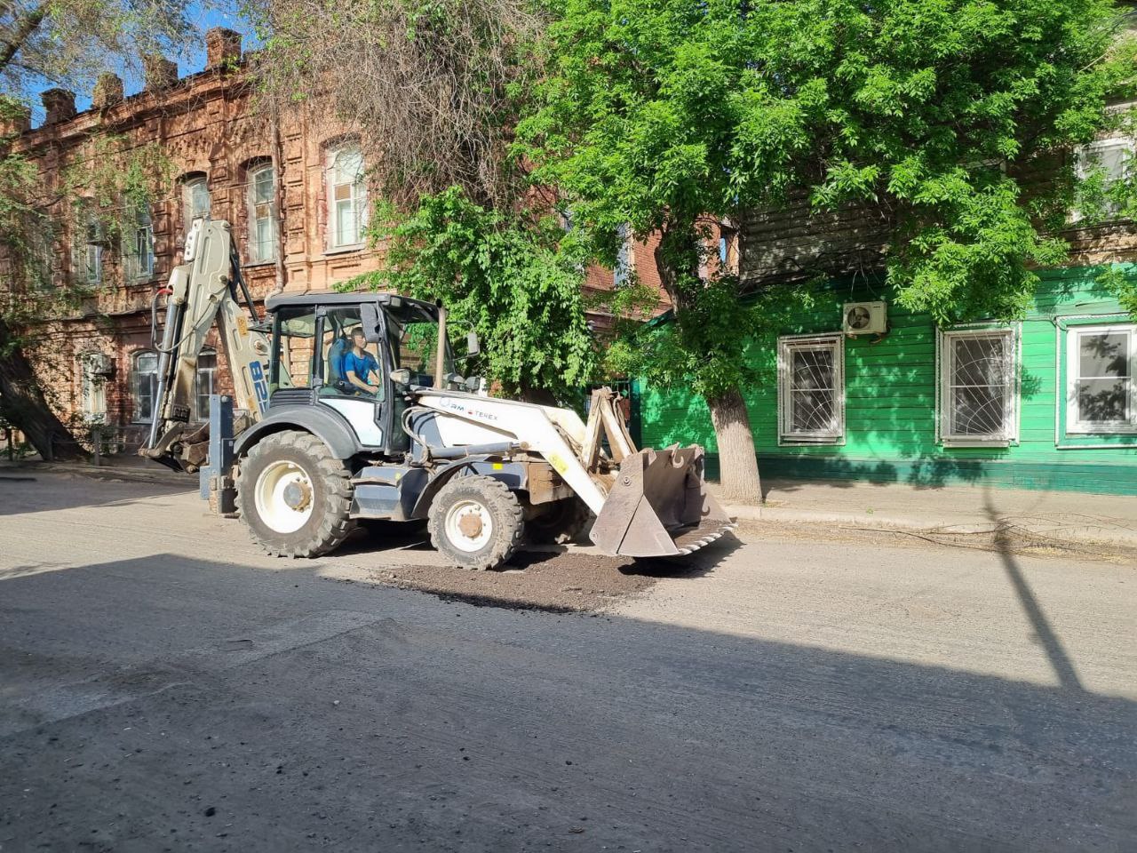 В Астрахани подсыпали дорогу на одной из проблемных улиц | 29.04.2024 |  Астрахань - БезФормата