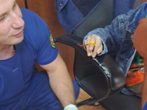 Астраханские спасатели вытащили опухший палец ребенка из игрушки