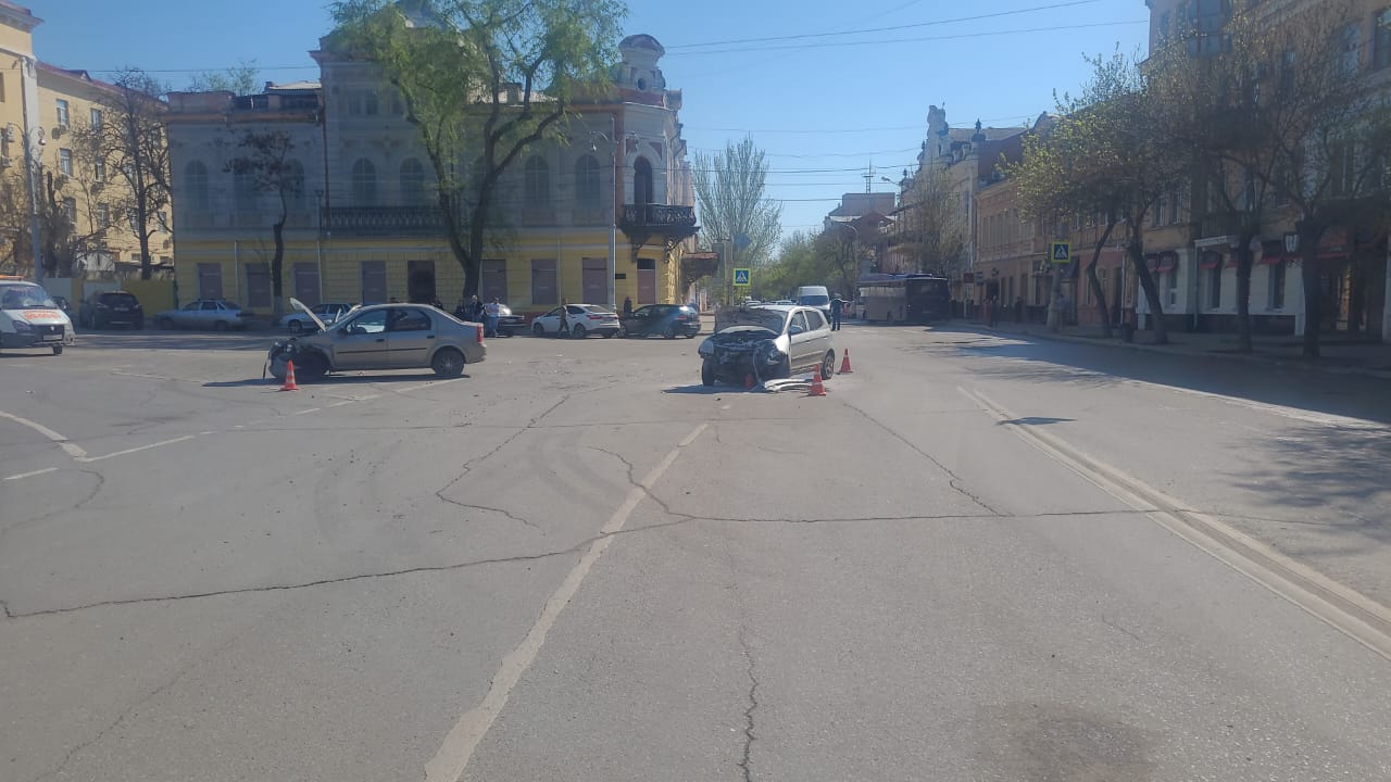 Машина задымилась после аварии рядом с Астраханским кремлем
