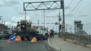 Рамка от грузовиков возвращается на Старый мост в новом формате