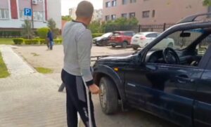 Парковка для инвалидов в центре Астрахани оказалась закрыта забором от самих инвалидов