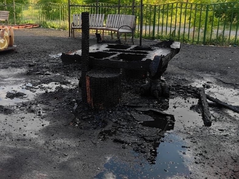 Астраханские школьники сожгли избушку на курьих ножках