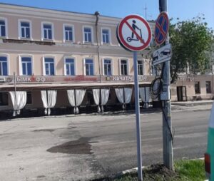 В центре Астрахани появились знаки, запрещающие движение самокатов