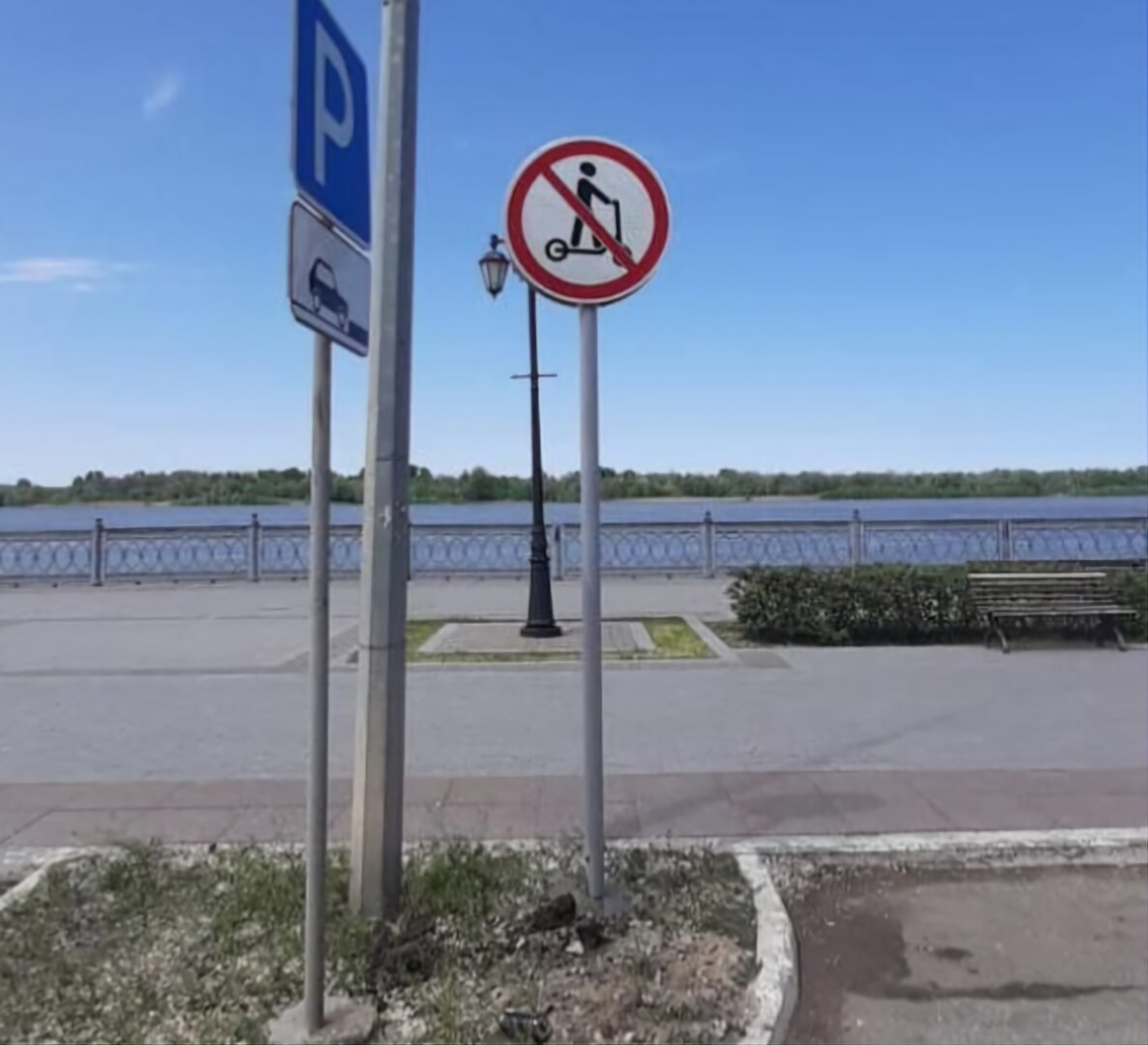 В центре Астрахани появились знаки, запрещающие движение самокатов