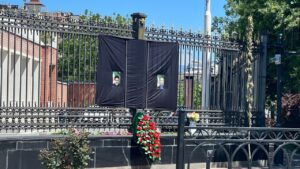 Астраханцы несут цветы к мемориалу у Иранского посольства