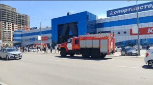 К ТЦ «Алимпик» в Астрахани примчалось несколько пожарных машин