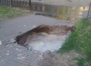 На оживленной улице Астрахани женщина упала в яму с кипятком