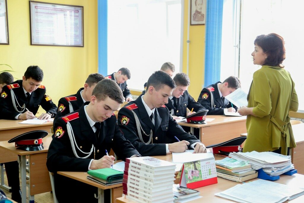 Астраханское суворовское училище массово набирает работников