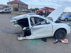 Автомобиль разорвало пополам в серьезной аварии под Астраханью