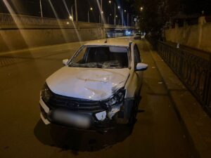 Водитель белой «Гранты» ночью сбил двух человек под Новым мостом